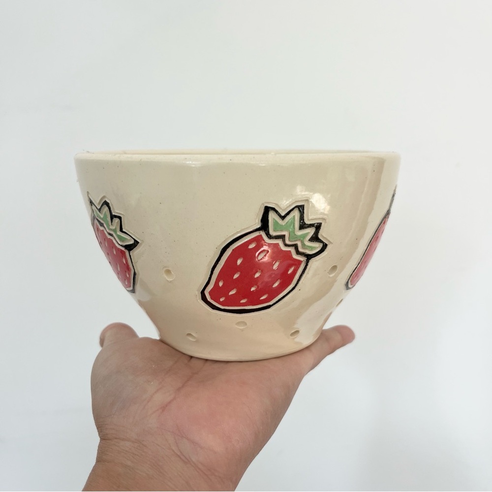 Strawberry Design Ceramic Bowl Colander in Cream and Red READ NOTES Crack